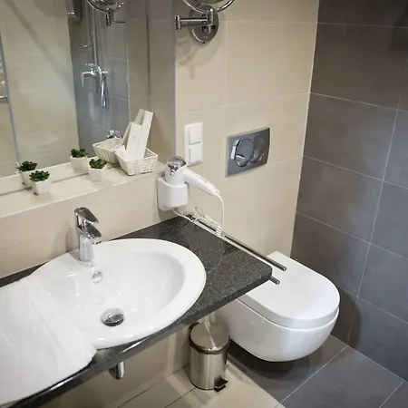 Lando Nocleg ze śniadaniem 4*